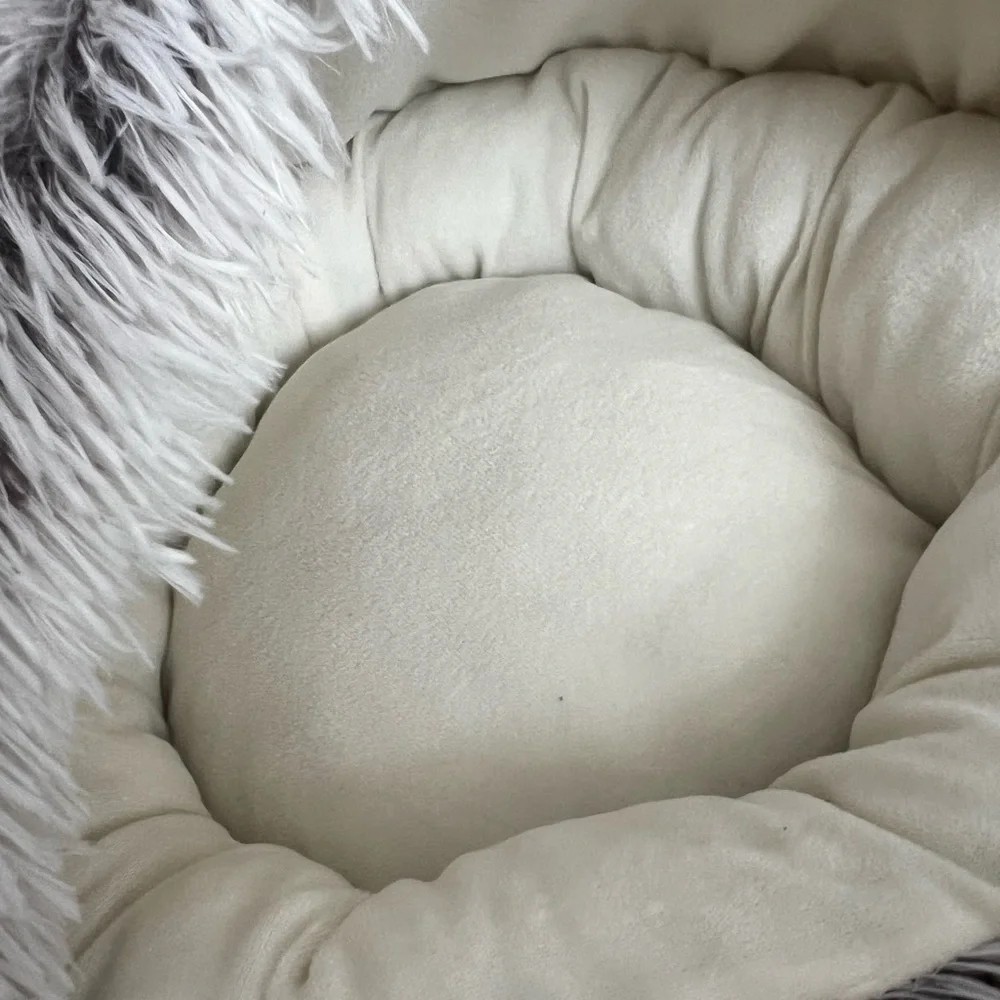 Dog/Cat bed, comfy, soft and lightweight.